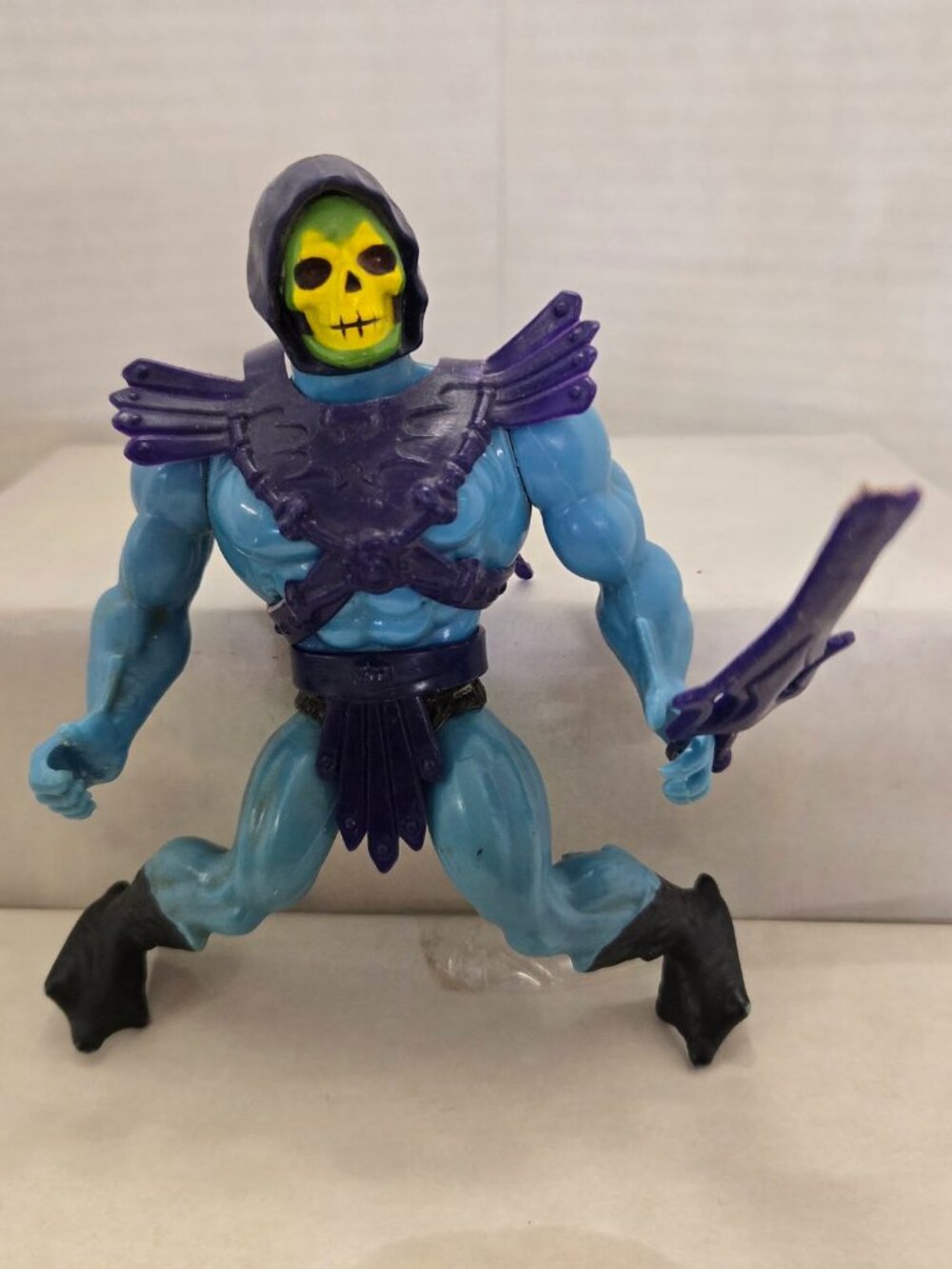 Vintage MOTU Skeletor w/armor & sword *strap damaged